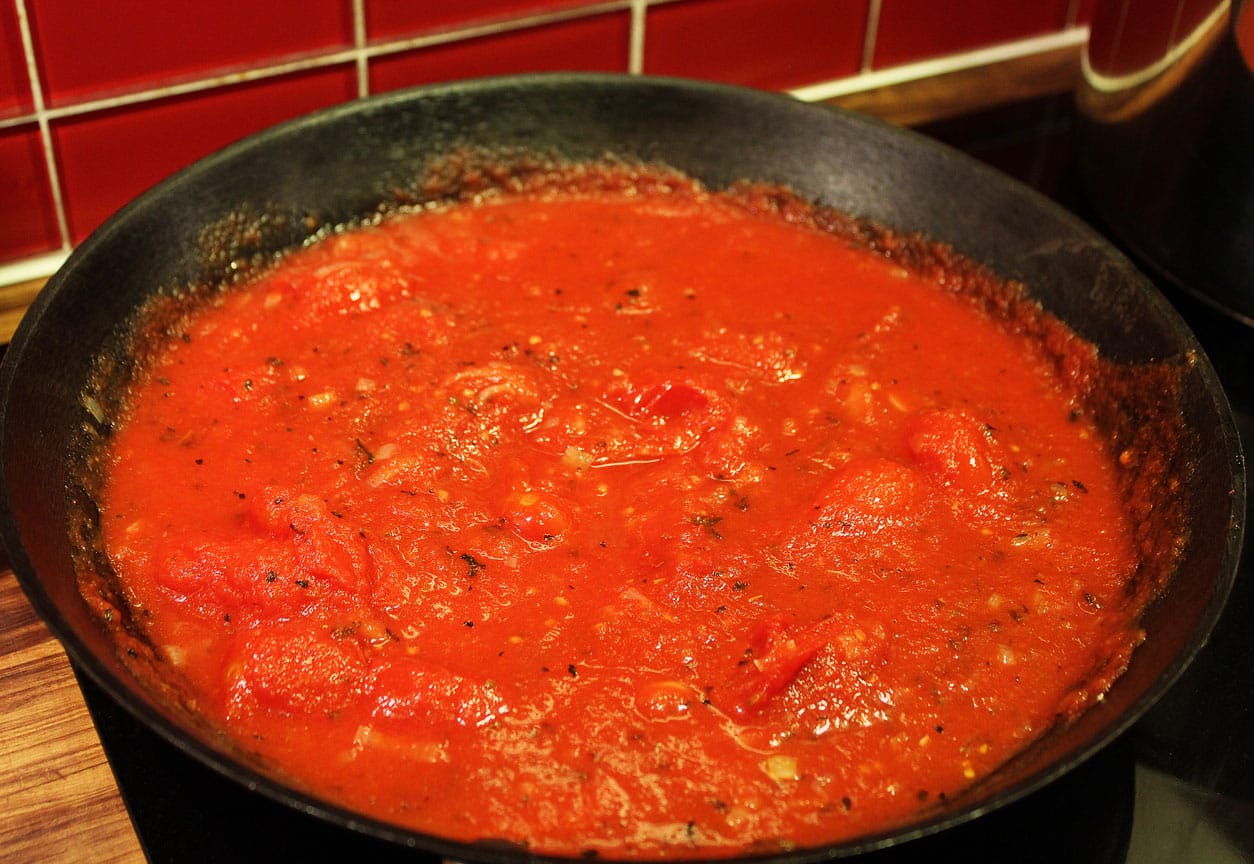 Slowly cooking tomato sauce