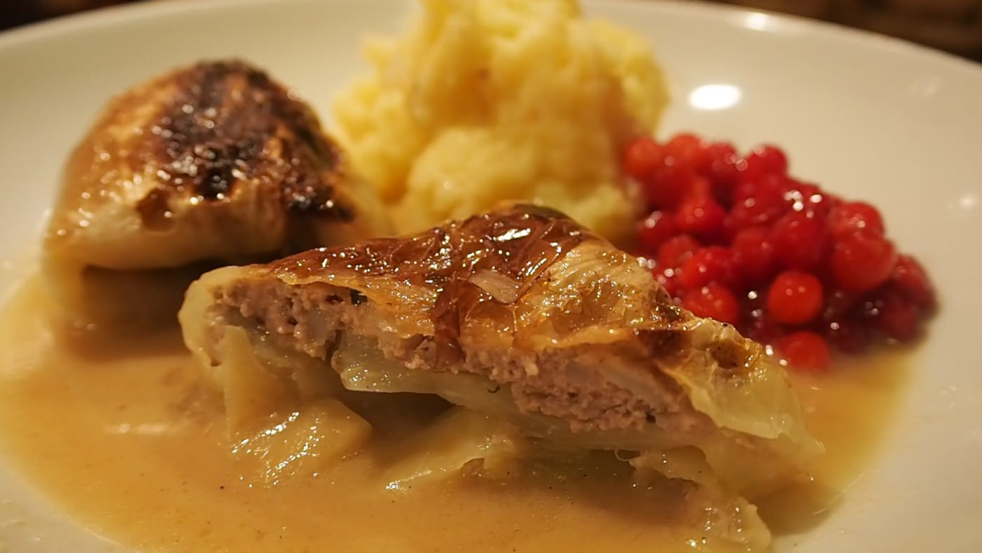 Kåldolmar with potato purée and lingonberries