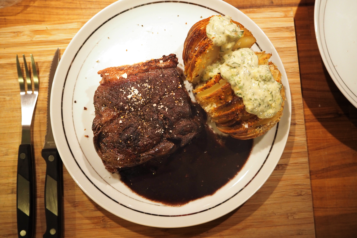 Perfect steak, Hasselback potatoes and homemade béarnaise