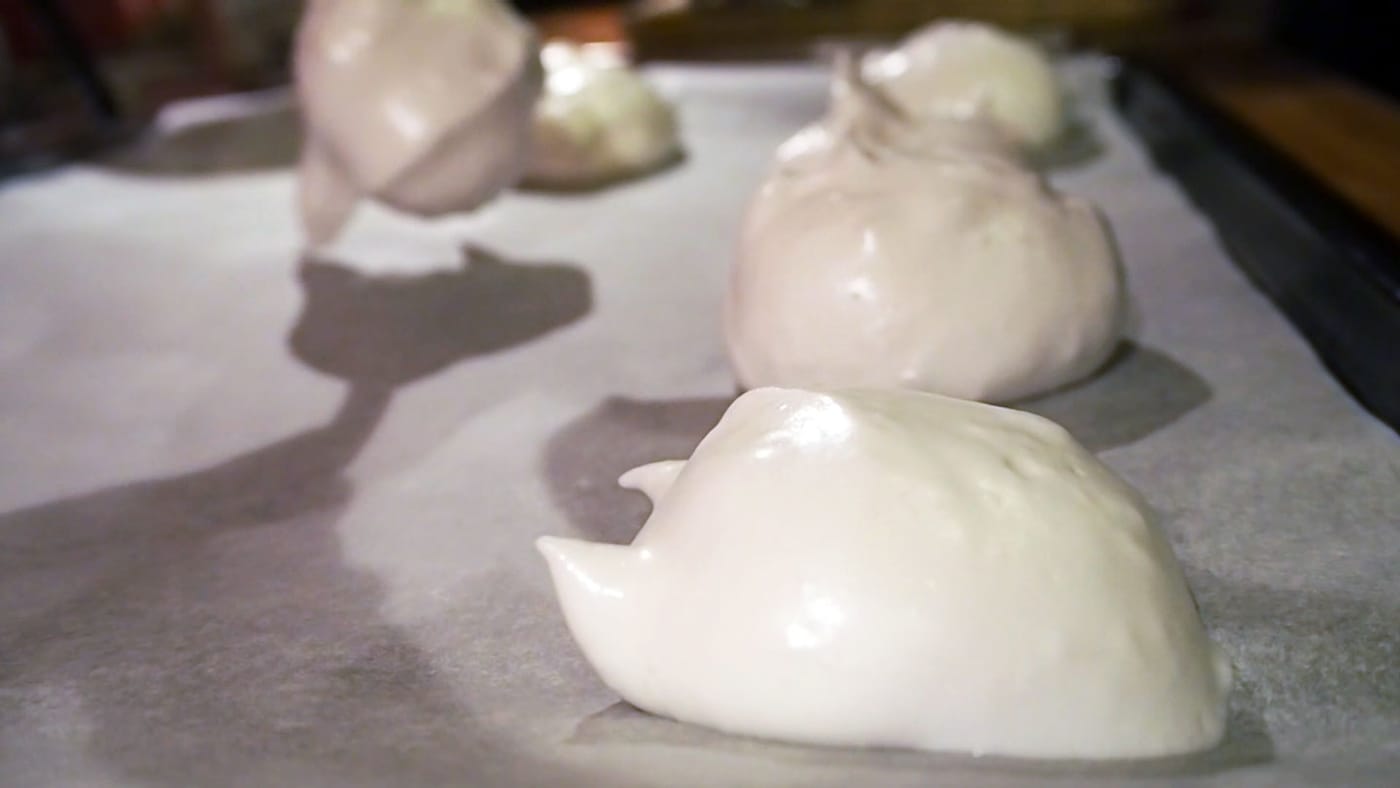 Vegan meringue balls