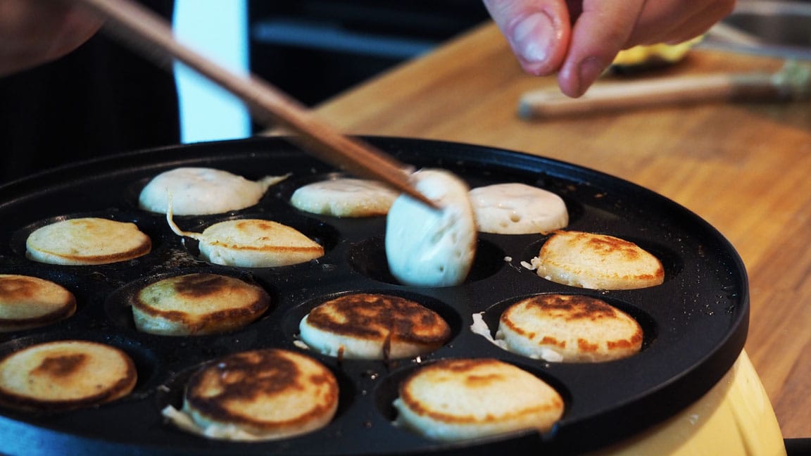 making poffertjes