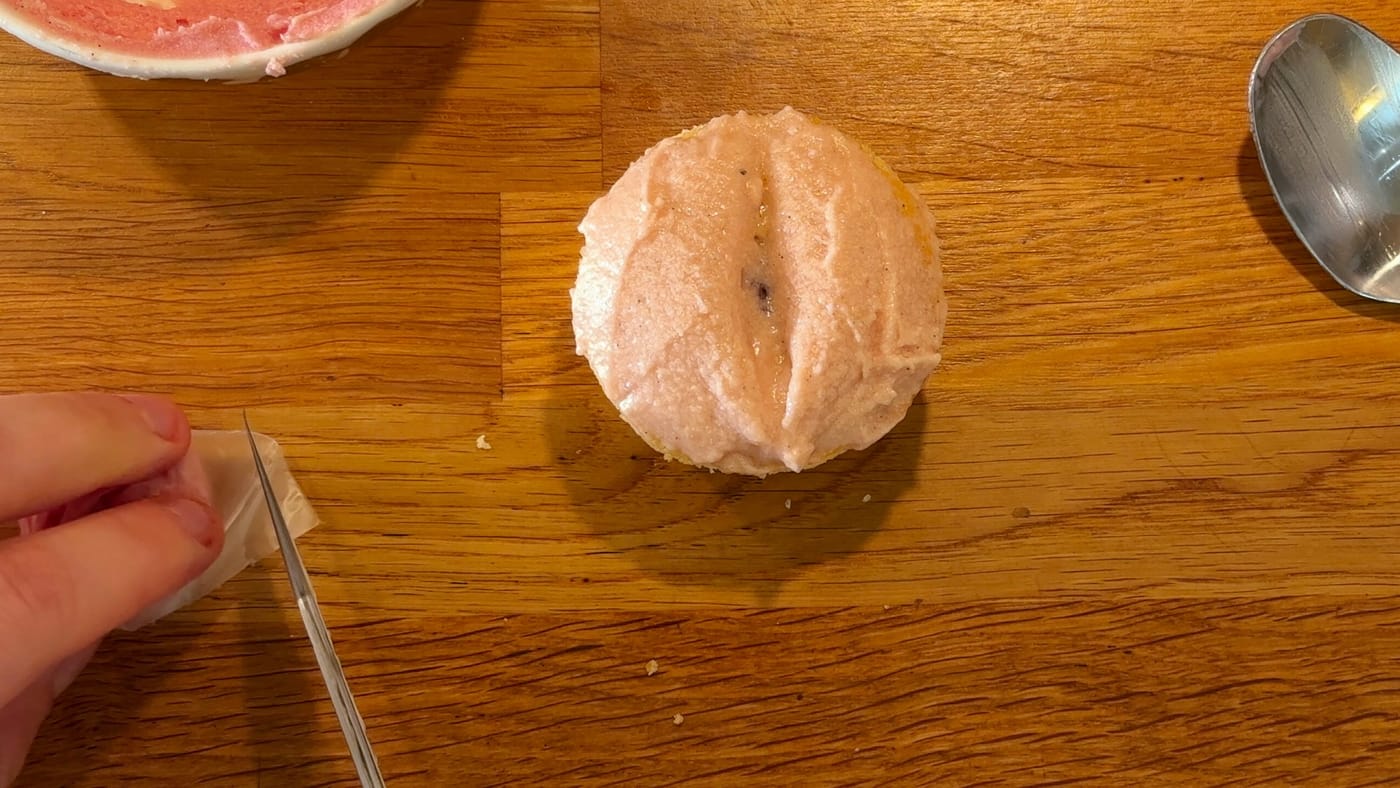 The slit down the middle, filled with the darker cream